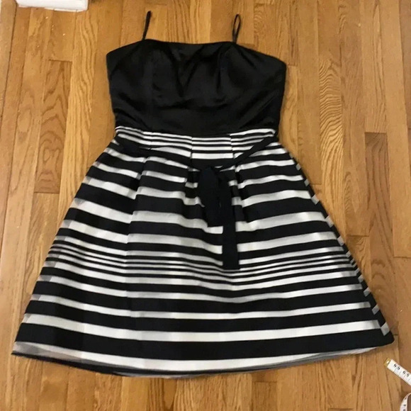 LE CHATEAU DRESS - Picture 2 of 5